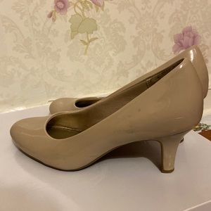 Lifestride Nude Kitten Low Heels 7.5 Preowned